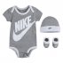 Nike Nhn Futura Logo Bodysuit, Hat, Bootie Szaro-Biały (MN0073-042) Nike Nhn Futura Logo Bodysuit, Hat, Bootie Szaro-Biały (MN0073-042)