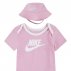 Nike Bucket Hat & Bodysuit (2PC) Set Różowo-Biały (NN0815-A8F) Nike Bucket Hat & Bodysuit (2PC) Set Różowo-Biały (NN0815-A8F)