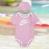 Nike Bucket Hat & Bodysuit (2PC) Set Różowo-Biały (NN0815-A8F) Nike Bucket Hat & Bodysuit (2PC) Set Różowo-Biały (NN0815-A8F)